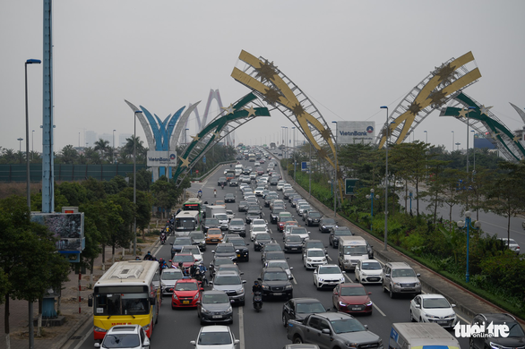 Busy traffic is seen on Vo Chi Cong Street of Hanoi, January 3, 2021. Photo: Pham Tuan / Tuoi Tre