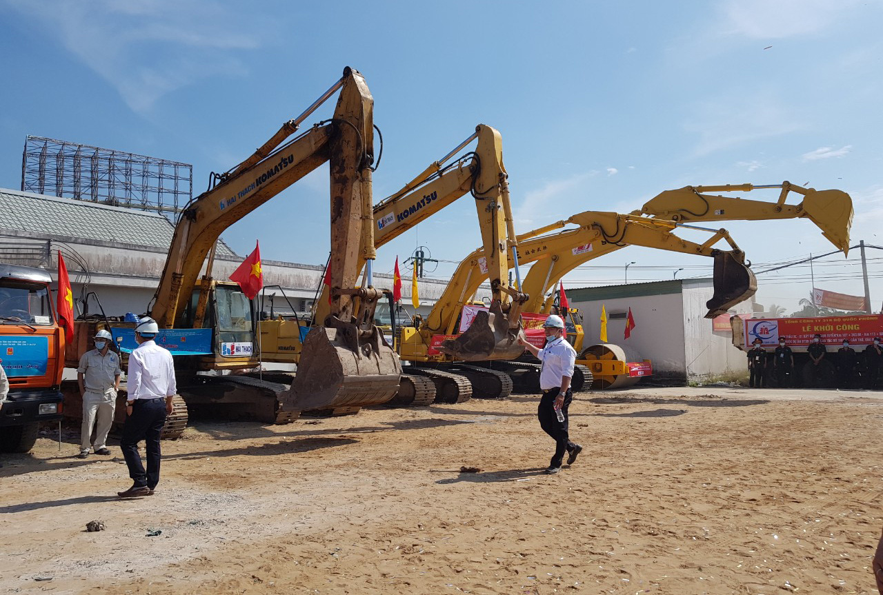 Excavators are pictured at the groundbreaking of My Thuan-Can Tho Expressway in Vinh Long Province, Vietnam on January 4, 2021. Photo: Chi Hanh / Tuoi Tre