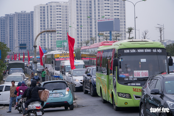 Inbound traffic freezes Hanoi highways on last day of New Year holiday weekend