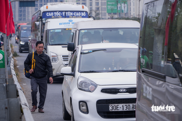 A bus passenger is seen dropped off on the side of an expressway in Hanoi. Photo: Pham Tuan / Tuoi Tre