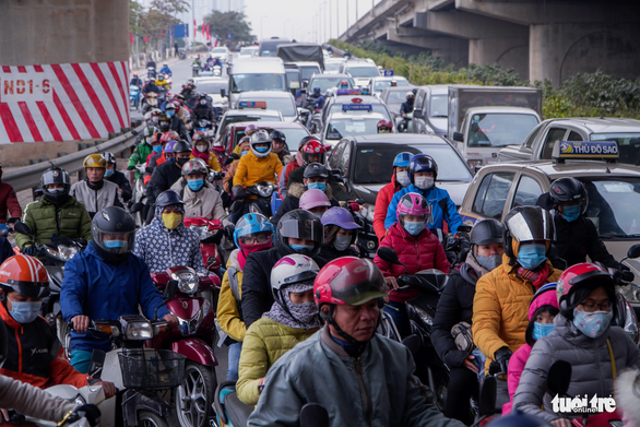 Congested traffic is seen on Phap Van frontage road, January 3, 2021. Photo: Pham Tuan / Tuoi Tre