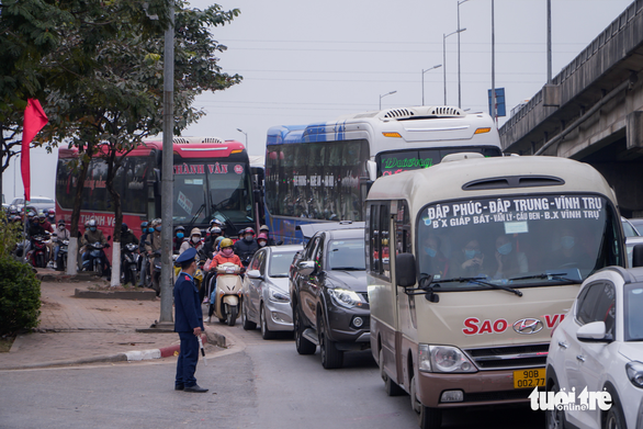 Congested traffic is seen on an entrance road to Hanoi, January 3, 2021. Photo: Pham Tuan / Tuoi Tre