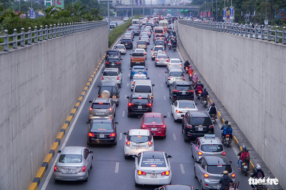 Congested traffic is seen on Thang Long Highway of Hanoi, January 3, 2021. Photo: Pham Tuan / Tuoi Tre