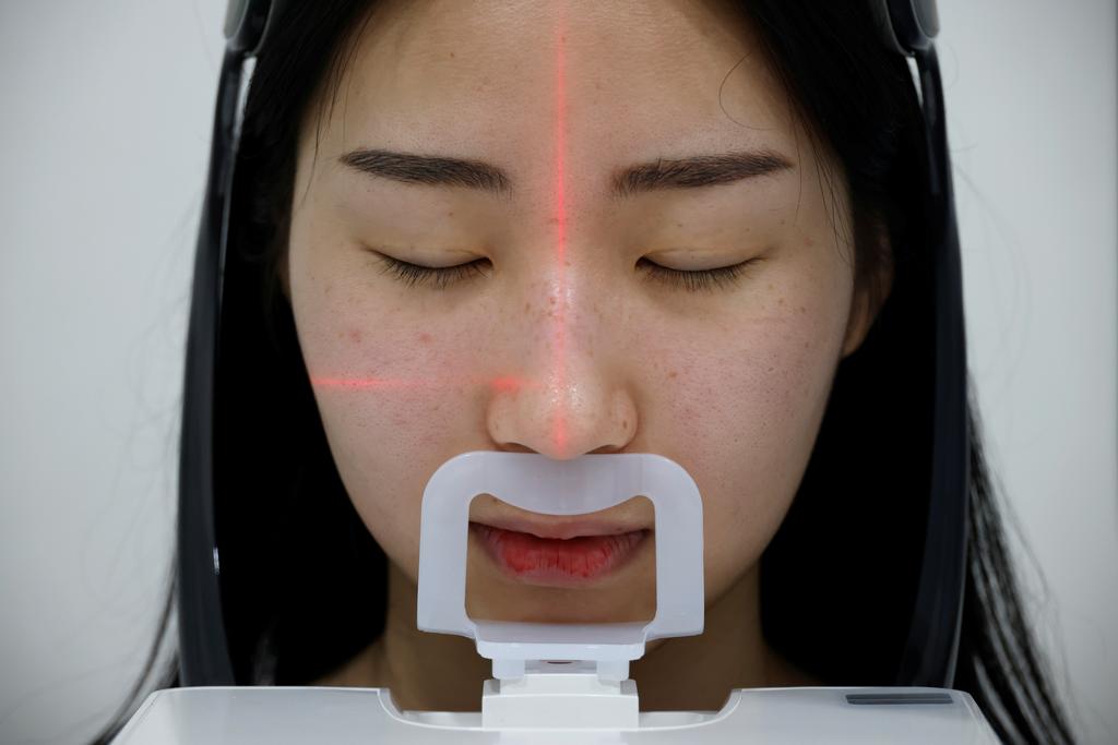 Ryu Han-na, who undergoes nose plastic surgery, gets CT scan at WooAhIn Plastic Surgery Clinic, amid the coronavirus disease (COVID-19) pandemic in Seoul, South Korea, December 17, 2020. Photo: Reuters