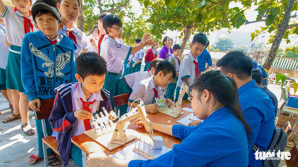 A student learns about a hydraulic system while playing a game called hydraulic arm. - Photo: Dung Nhan / Tuoi Tre