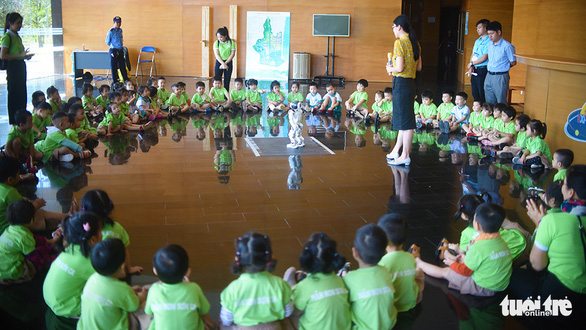 Children sit around to see a robot performance at the Center for Scientific Discovery - Photo: Dung Nhan / Tuoi Tre