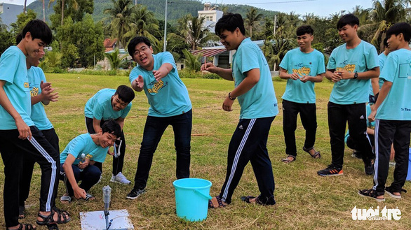 Students play a game with a water pump outside at the Center for Scientific Discovery in Binh Dinh Province - Photo: Dung Nhan / Tuoi Tre