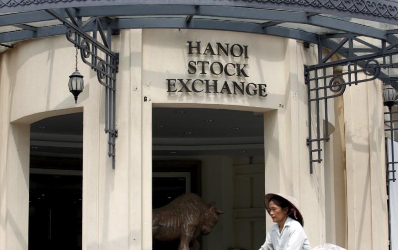 Vietnam stock market overloaded by surge of new investors, index jumps