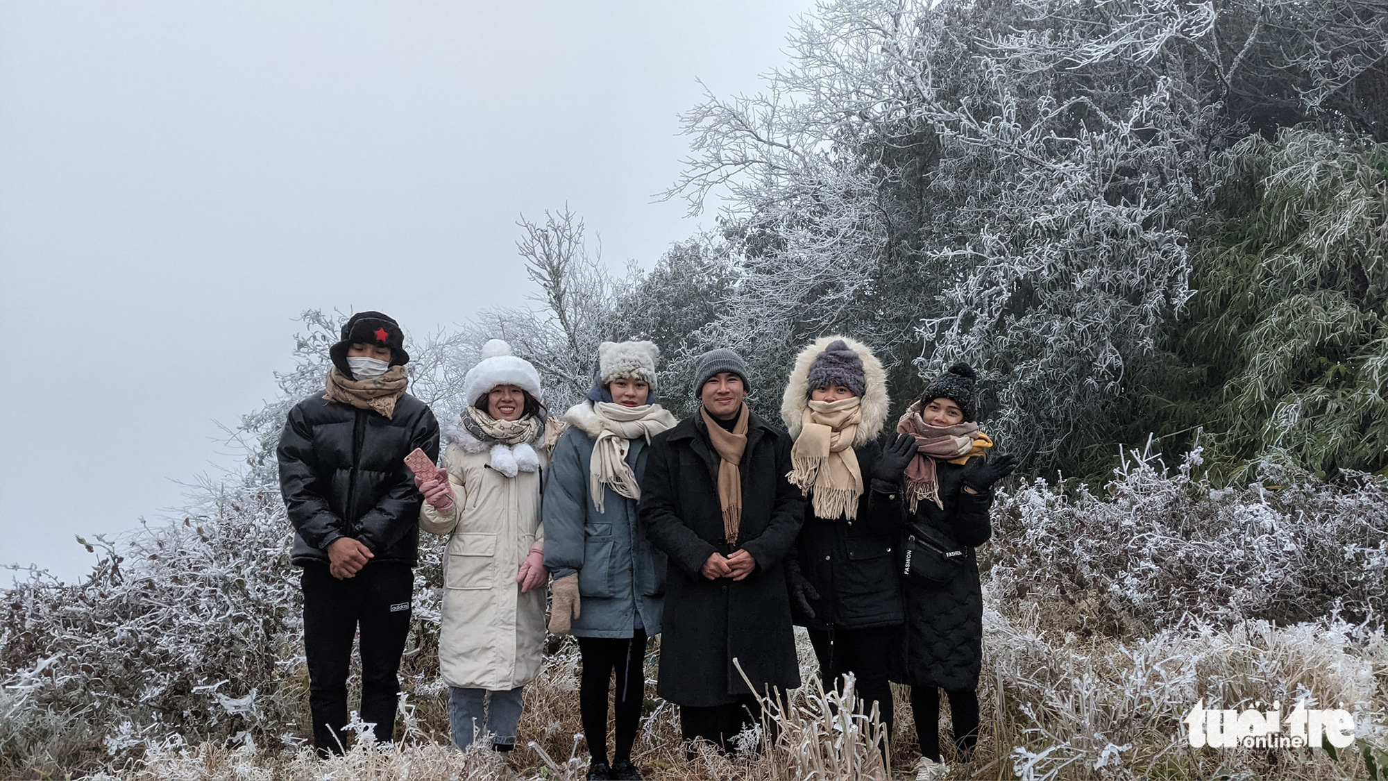 Tourists pose for a photo with frost-covered trees on Phja Oac Mountain in Cao Bang Province, Vietnam, January 8, 2021. Photo: Ha Cuong / Tuoi Tre