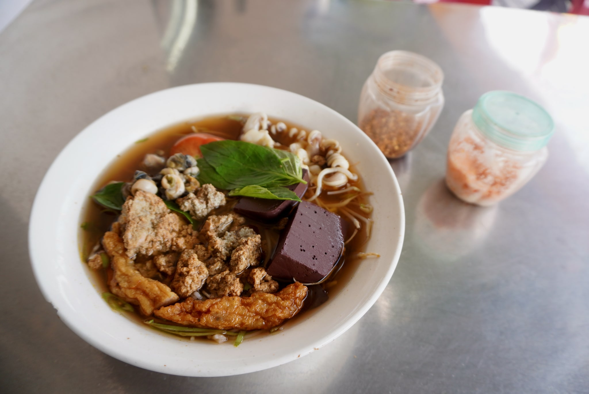 A bowl of snail noodle soup is priced at VND30,000 at Nguyen Tram eatery in Long Xuyen City. Photo: Xuan Tung / Tuoi Tre