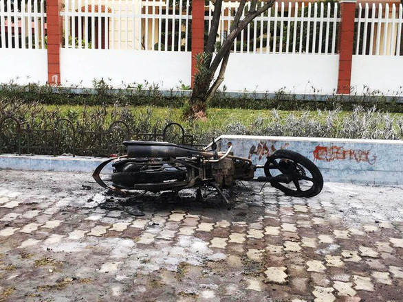Man burns down own motorbike after pulled over by traffic police in Vietnam