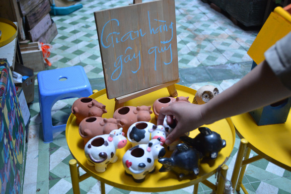 Ceramic products in various shapes are put up for sale at a fundraising sale event organized by Saigon For Blue Dragon in Ho Chi Minh City, January 10, 2021. Photo: Huu Huong / Tuoi Tre