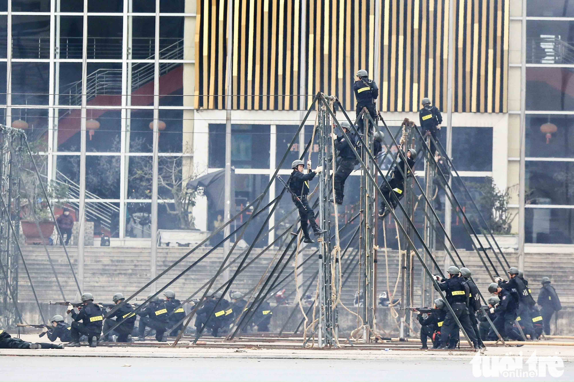 Officers take part in an exercise to prepare for the National Party Congress in Hanoi, January 10, 2021. Photo: Quang Minh / Tuoi Tre