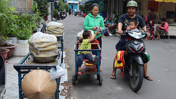 Saigon’s ‘mismatched’ peddling couple proves ‘true love sees, but doesn’t mind’