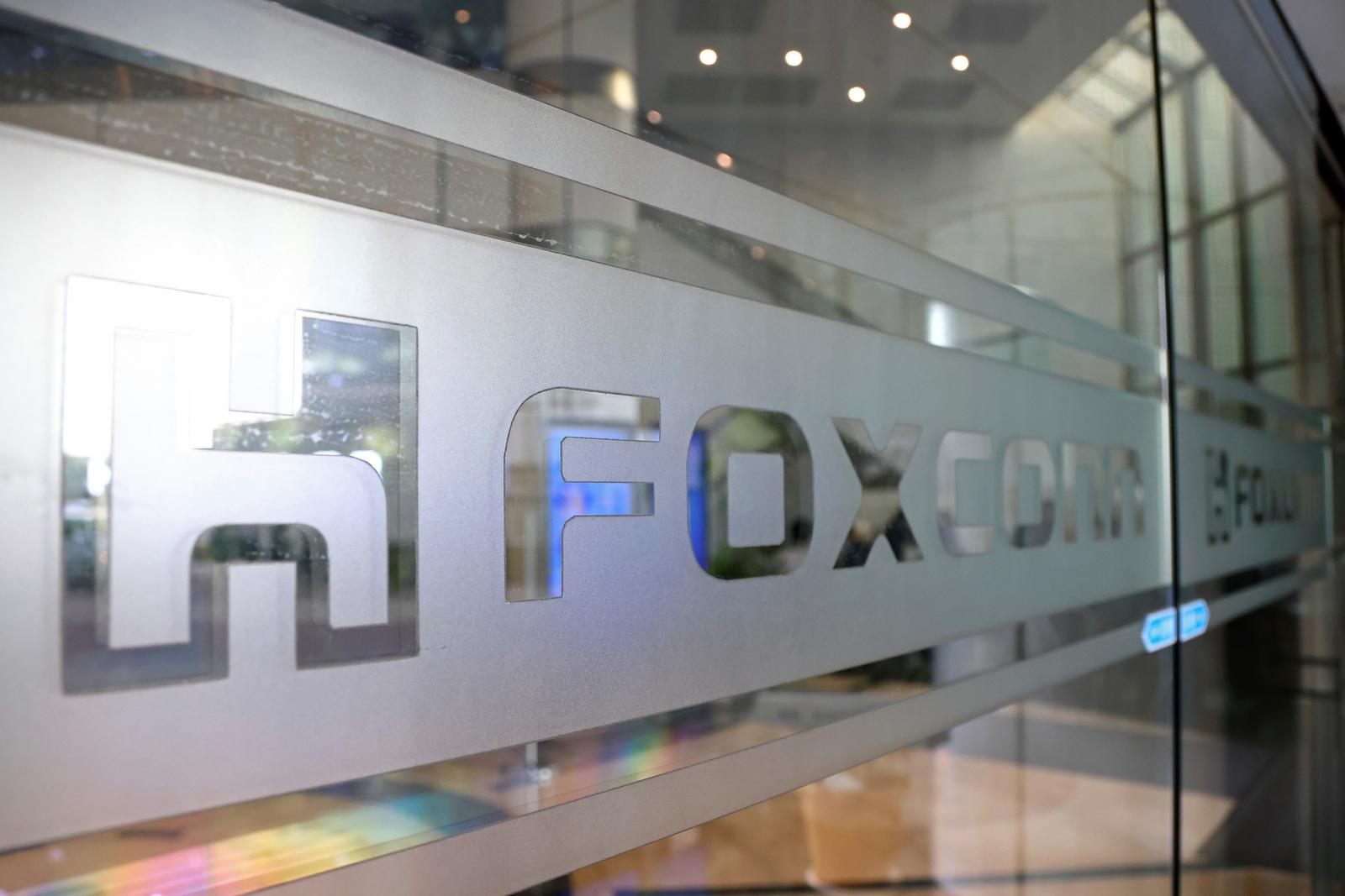 Vietnam gives Foxconn unit licence for $270 million plant to produce laptops, tablets