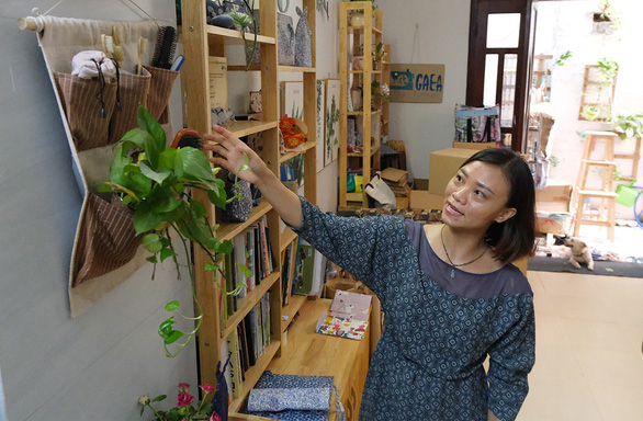 Hanoi woman runs business producing bags from plastic waste