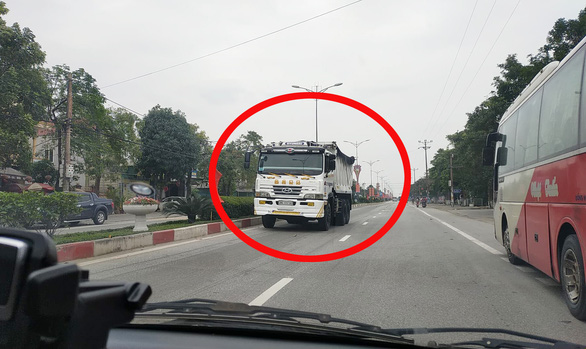 Truck driver heavily fined for driving in wrong direction on highway in northern Vietnam