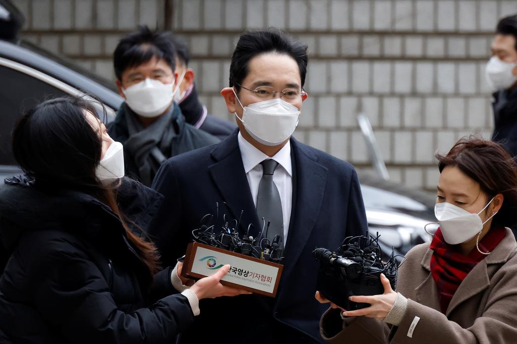 Samsung's Lee receives 30-month prison term in bribery trial