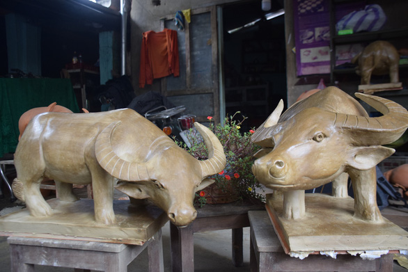 Hoi An’s craft villagers make clay buffalo in hope for thriving year