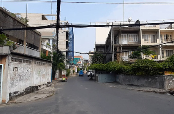 Police search for gang who besieged, robbed woman on Ho Chi Minh City street