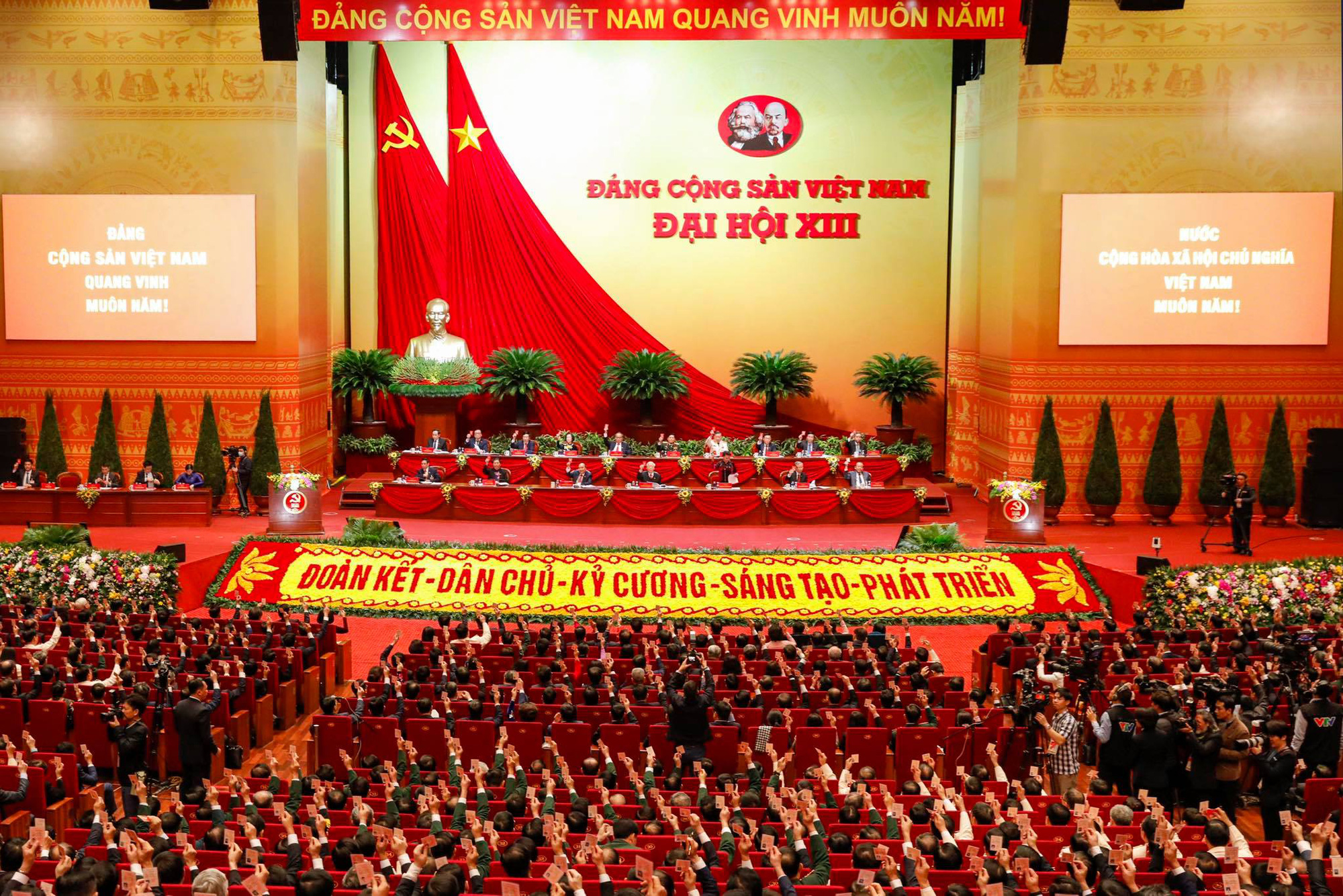 Vietnam announces list of 13th Party Central Committee members