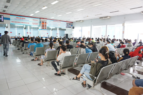 Railway passengers in southern Vietnam return tickets en masse for fear of virus outbreak