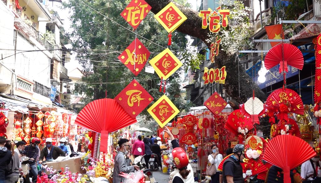 Hanoi’s Hang Ma Street dons red for Lunar New Year celebration