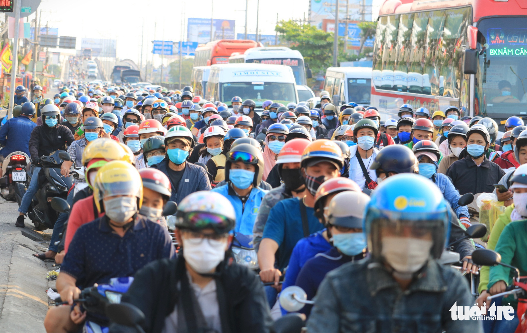 People head back to Ho Chi Minh City as Tet break ends