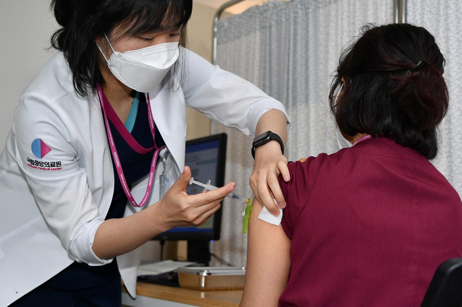 South Korea says up to medical personnel to extract extra doses of COVID vaccine from vial