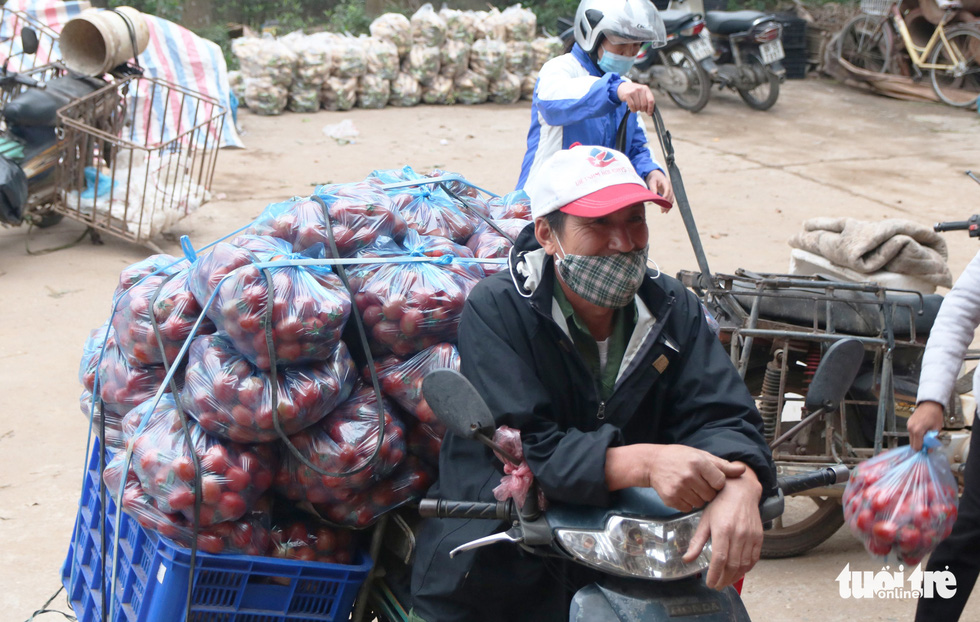 As vegetables pile up, Hanoi shoppers pay at will