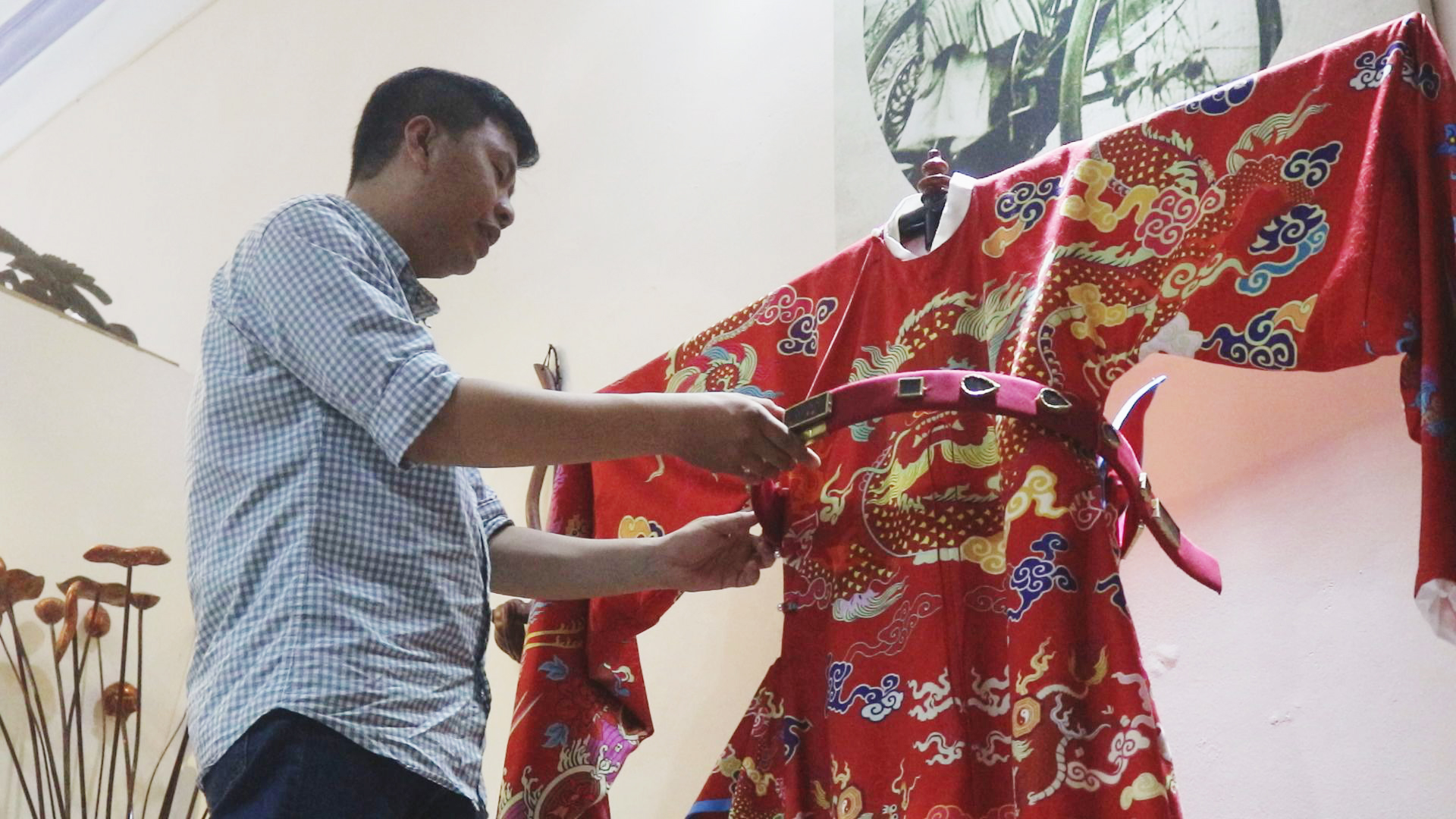 Vietnamese man brings royal costumes to life