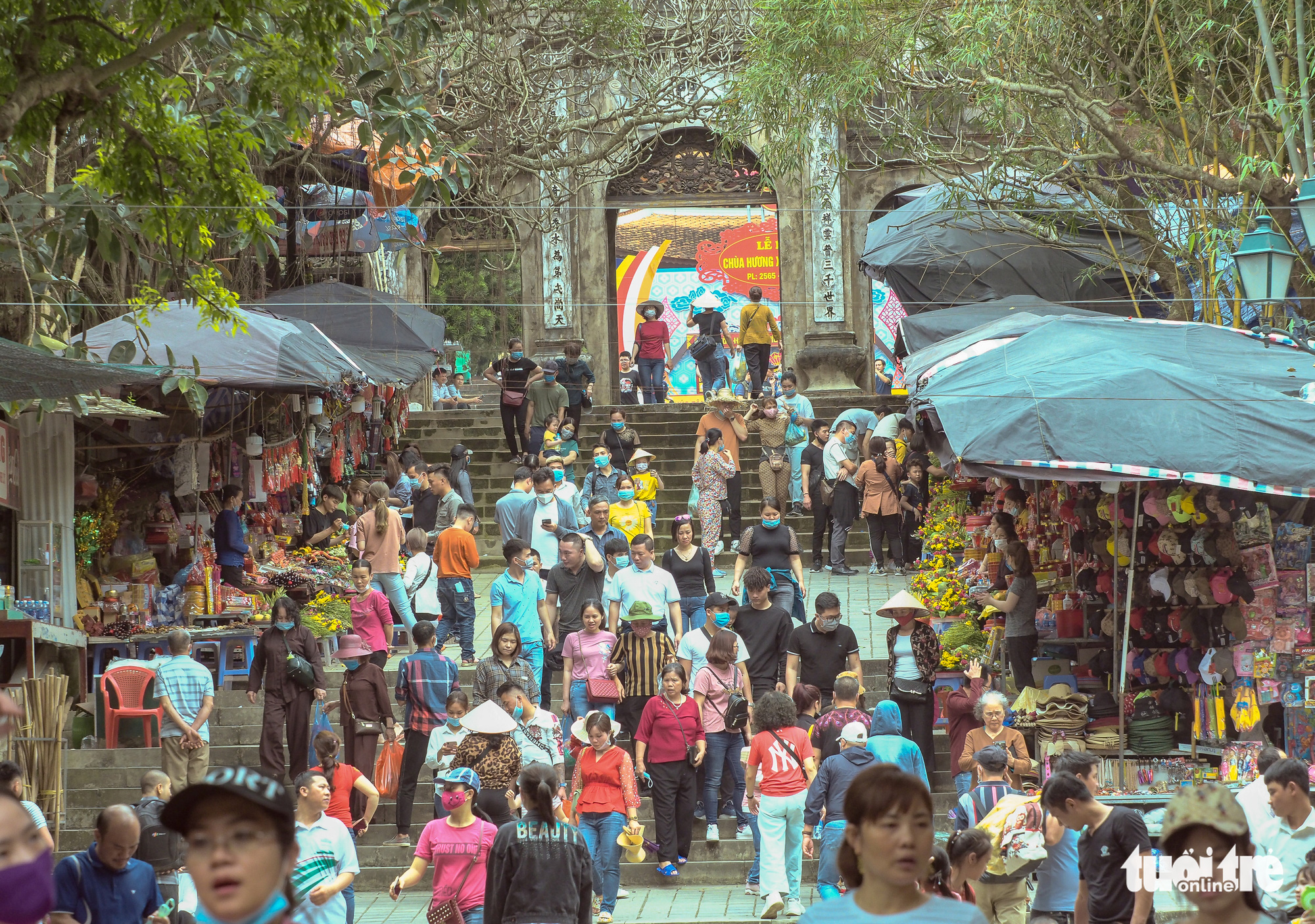 Visitors crowd Huong Pagoda Festival in Hanoi without face masks | Tuoi Tre  News