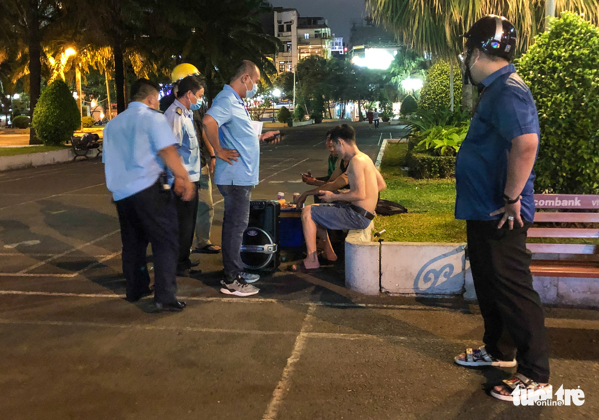Officials remind a group to turn off their portable loudspeader, which they used for singing, at the September 23 Park in Ho Chi Minh City, Vietnam, March 20, 2021. Photo: Chau Tuan / Tuoi Tre