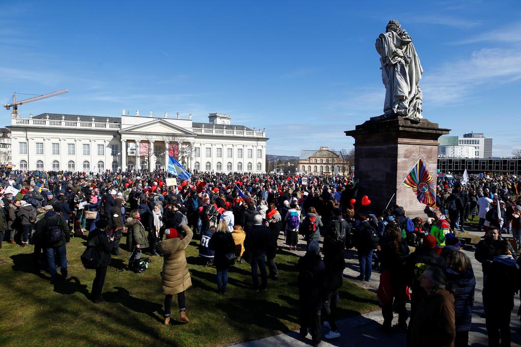 Demonstrators attend a protest against the government's coronavirus disease (COVID-19) restrictions in Kassel, Germany March 20, 2021. Photo: Reuters