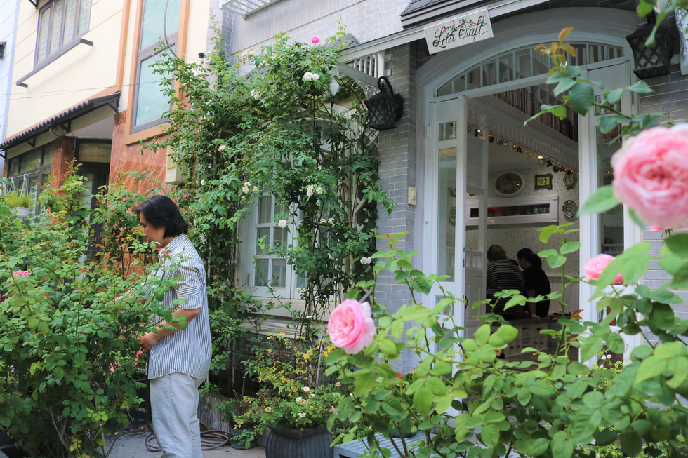 A rose garden makes their house cuter for the visitors. Photo: Hoang An / Tuoi Tre