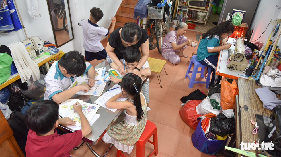 Children are studying in the free-of-charge classroom. Photo: Ngoc Phuong / Tuoi Tre