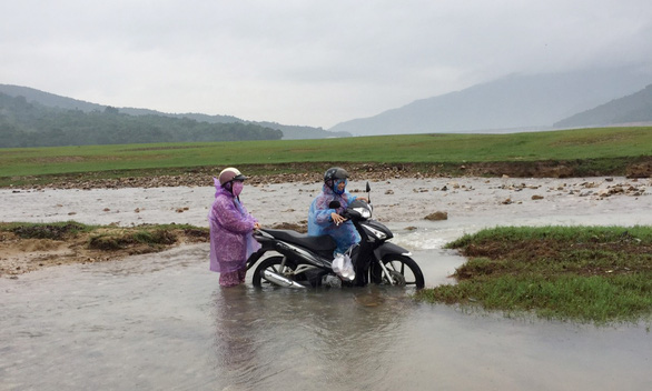 During the rainy season, teachers have to walk a long road before getting on a boat to access to Canh Tien Village. – Photo: Lam Thien/Tuoi Tre