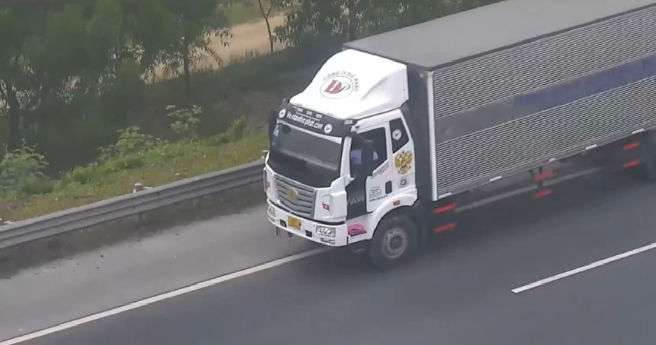 Truck filmed running in reverse along expressway in Vietnam