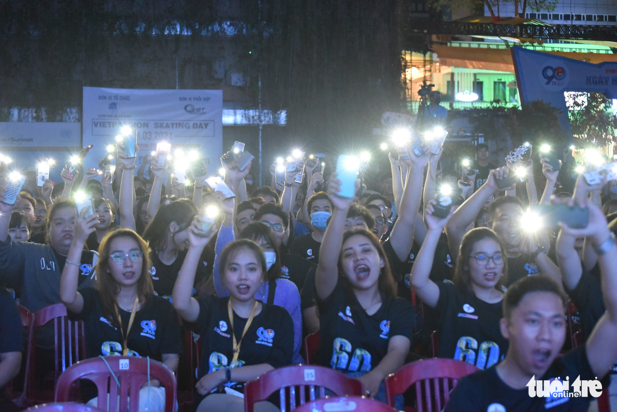 Young people turn on their smartphone flashlights to during a performance at the Youth Culture House in District 1, Ho Chi Minh City, March 27, 2021. Photo: Ngoc Phuong / Tuoi Tre