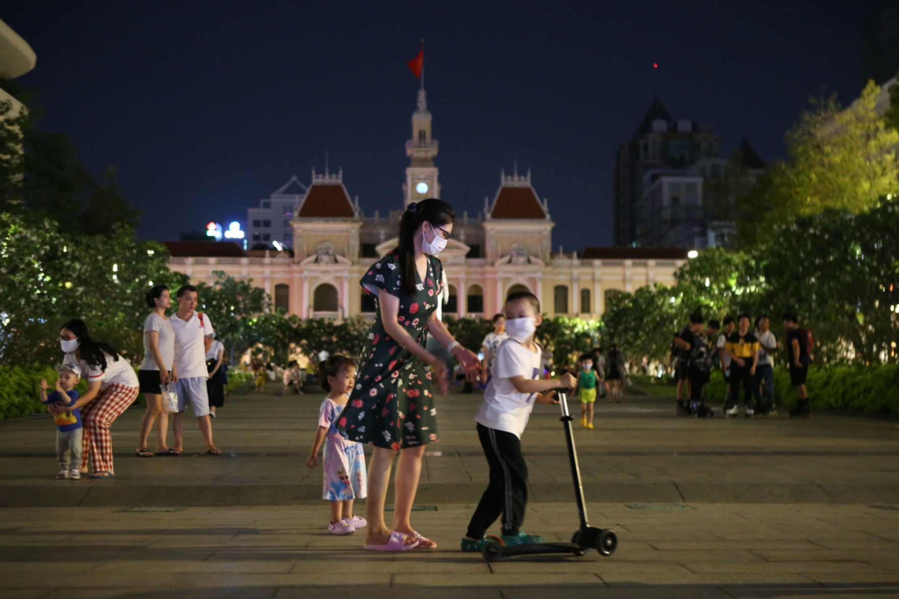 Buildings near Nguyen Hue Walking Street in District 1, Ho Chi Minh City turn off lights to mark the 2021 Earth Hour, March 27, 2021. Photo: Nhat Thinh / Tuoi Tre