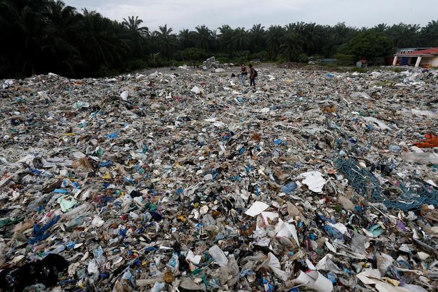 Plastic waste piled outside an illegal recycling factory in Jenjarom, Kuala Langat, Malaysia October 14, 2018. Photo: Reuters