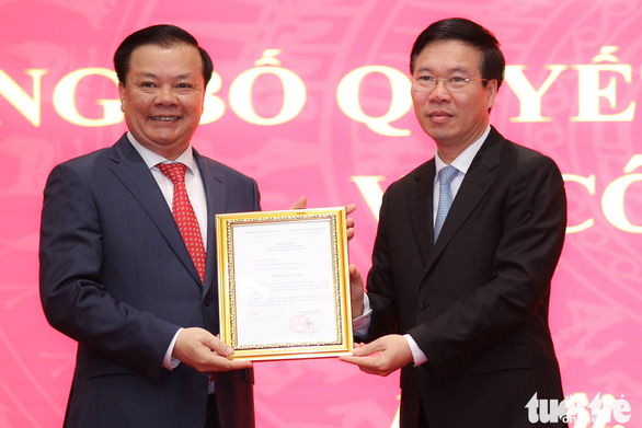 Vietnam's Minister of Finance Dinh Tien Dung (L) receives a Politburo decision to appoint him as chief of the Hanoi Party Committee from Vo Van Thuong, a top Party official, in the capital on April 3, 2021. Photo: Nguyen Khanh / Tuoi Tre