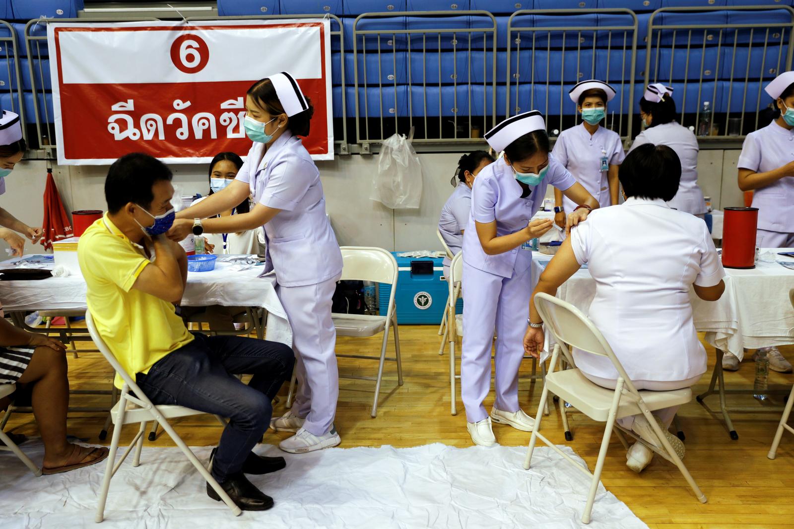 People receive the Sinovac COVID-19 vaccine as the Thai resort island of Phuket rushes to vaccinate its population amid the coronavirus disease (COVID-19) outbreak, and ahead of a July 1 ending of strict quarantine for overseas visitors, to bring back tourism revenue in Phuket, Thailand, April 1, 2021.  Photo: Reuters