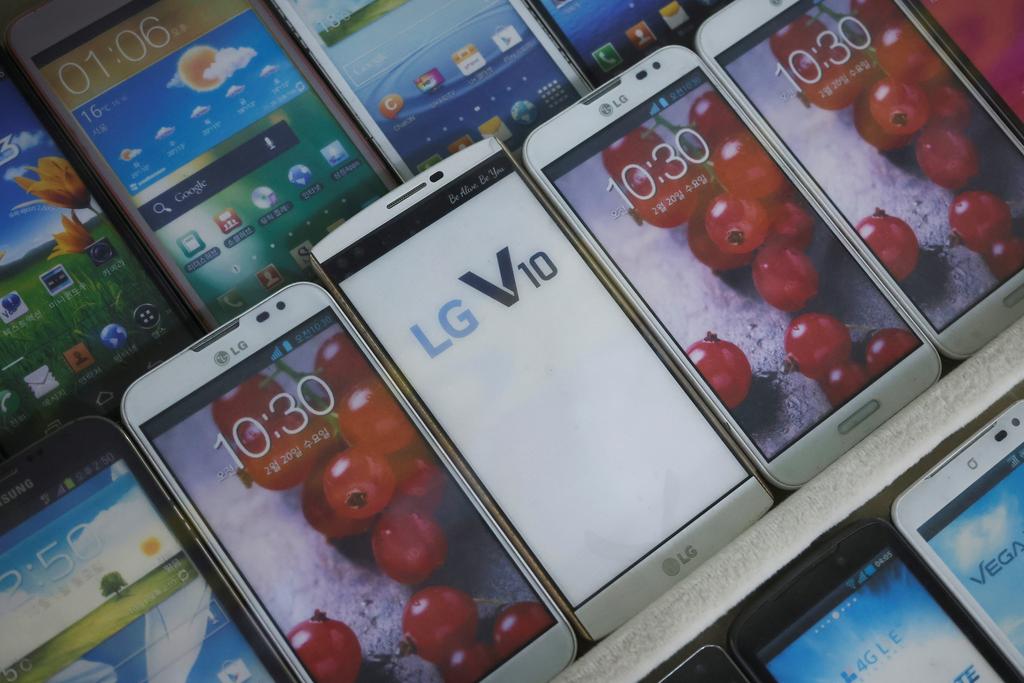 Mock old version LG Electronics' smartphones are displayed at a store in Seoul, South Korea, April 5, 2021. Photo: Reuters