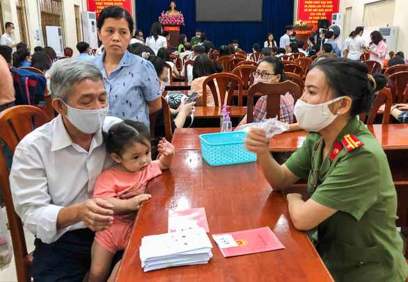 A senior citizen files registration for chip-based ID card at Ward 9, Go Vap District, Ho Chi Minh City, April 6, 2021. Photo: Minh Hoa / Tuoi Tre