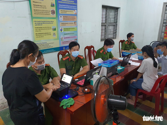 Registration booths for chip-based ID card in Linh Trung Ward in Thu Duc City under Ho Chi Minh City stay open at midnight, April 7, 2021. Photo: Minh Hoa / Tuoi Tre