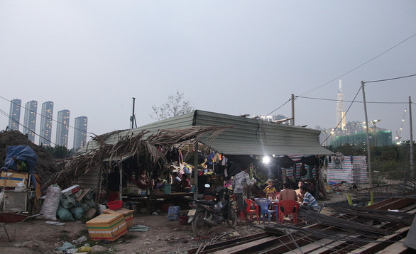 The makeshift shanty, built from leaves and corrugated iron at a building site in Thu Duc City, Ho Chi Minh City, is where Nguyen Quang Hieu, Nguyen Van Kiet and their team live and work. Photo: Cong Trieu / Tuoi Tre
