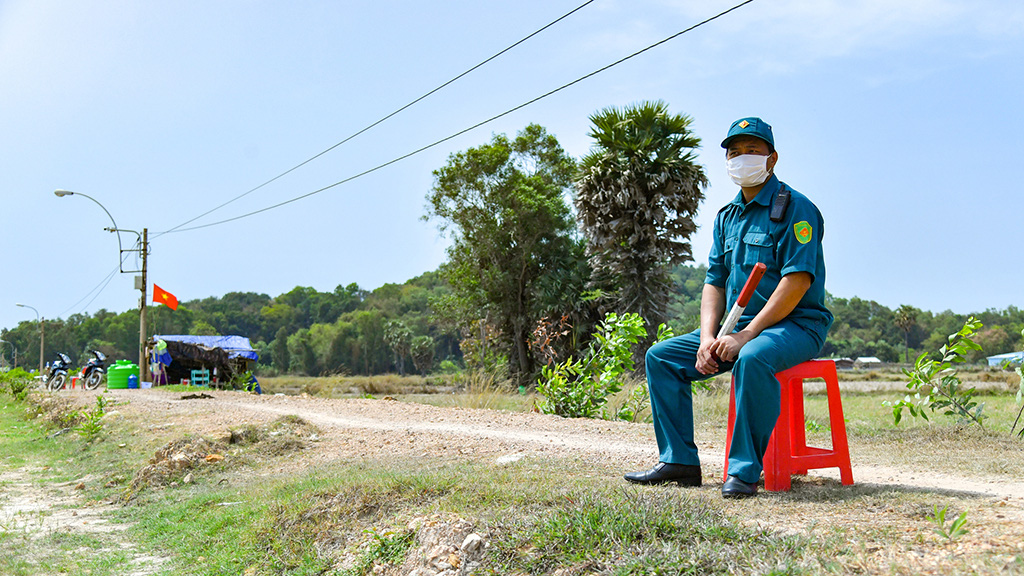 An officer is on duty along the Vietnam-Cambodia border. Photo: Khoa Nam / Tuoi Tre