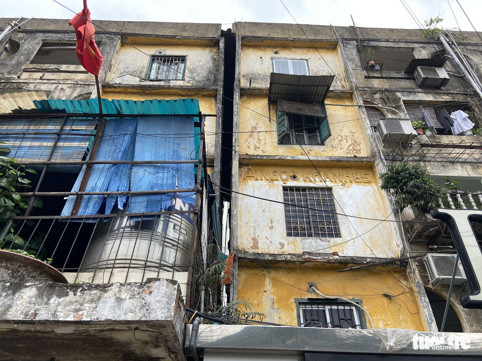 Sinking has cause an apartment building in Ngoc Khanh to tilt. – Photo: Quang The / Tuoi Tre