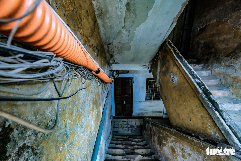 A stairwell in the Van Chuong condominium area. Due to the inner city’s height limits, most old apartment buildings have five floors. – Photo: Nam Tran / Tuoi Tre